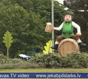 Jēkabpilī Jāņu rotājumi kā no bērnības pasaku grāmatas