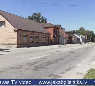 Jēkabpilī cilvēki ielas šķērso, paļaujoties uz atmiņu