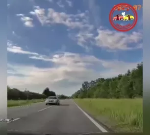 Vadītājs uz Līvānu šosejas veic bīstamu manevru
