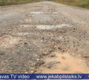 Nepilnu gadu pēc remonta autoceļa segums – izdrupis un ar bedrēm