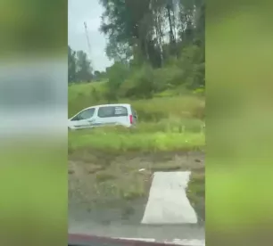 Pļaviņās auto iebrauc grāvī