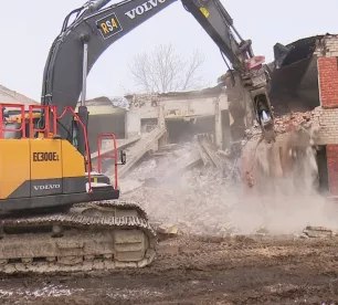 Jēkabpilī jauc nost vecā bērnudārza graustu Ķieģeļu ielā