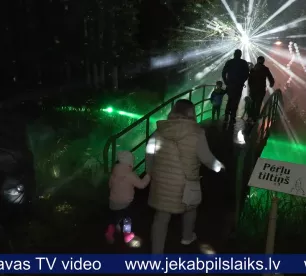 Leģendu naktīs Zasas muižas parks atmirdz gaismas un skaņas spēlēs