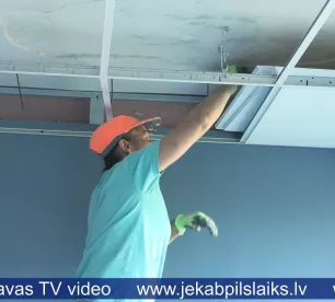 Jēkabpils 2. vidusskolas vestibilā nokrīt apmetums