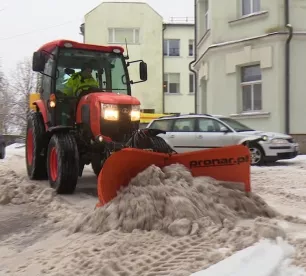 Līvānos iegādāts jauns traktors ielu uzturēšanai