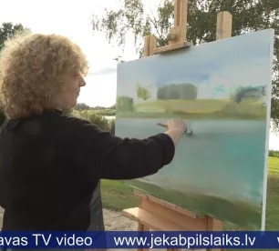 Ilze Griezāne izstādes atklāšanā parāda gleznu radīšanas procesu
