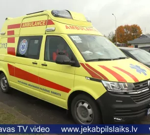 Daugavpilī mediķi dežūrē automašīnās uz ielas