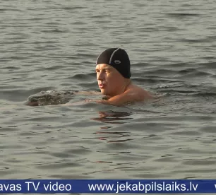 Vai tu spētu ielīst ledainā ūdenī? “Jēkabpils Roņi” rāda, kā