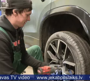 Ziemas riepu maiņa Jēkabpilī rada garas rindas