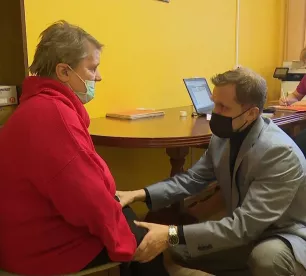 Traumatologi sniedz konsultācijas pansionāta “Jaunāmuiža” iemītniekiem 