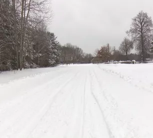 Sniega dēļ apgrūtināti braukšanas apstākļi