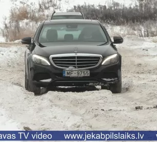 Tauta ziņo: sniegs apgrūtina dzīvi gan gājējiem, gan autobraucējiem