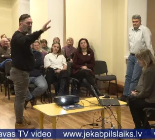 Bērnu vecāki sašutuši par ieceri slēgt Dignājas pamatskolu