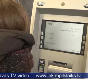 Jēkabpilī maksājumi ar karti kļūst par ieradumu, skaidrā nauda – retums