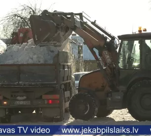 Jēkabpilī “atbrīvojas no ziemas” – sākusies sniega izvešana no pilsētas ielām