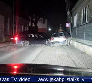 Policisti slēpuši kolēģa atbildību par avārijas izraisīšanu Jēkabpilī