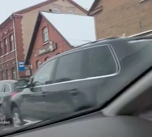 Pie Vecpilsētas laukuma saduras trīs spēkrati