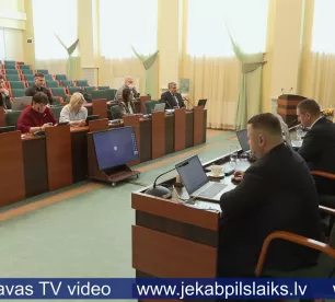 Kas lācītim vēderā? Jēkabpils novada deputātu vidū domstarpības par piemaksu sadaļu budžetā