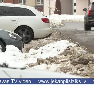 Tauta ziņo: Jēkabpils iekšpagalmi grimst sniega putrā
