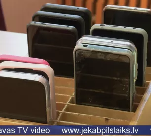 Skolās paplašinās telefonu lietošanas ierobežojumus – Salā uz pārmaiņām raugās pozitīvi