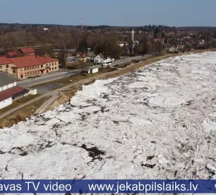 Vižņu sastrēgums Pļaviņās piesaista plūdu tūristus
