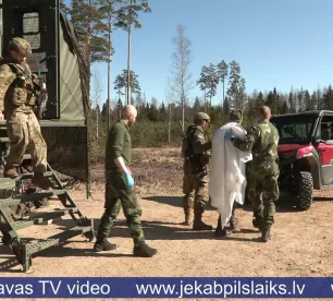 Karavīri Krustpils pagastā trenē medicīniskās evakuācijas spējas