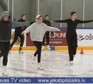 Pieaugušie jēkabpilieši sporta hallē piepilda sen lolotus sapņus