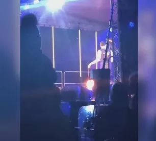 Jēkabpilī neadekvāts vīrietis sabojā skatuves aprīkojumu, izjaucot Jaungada nakts pasākumu