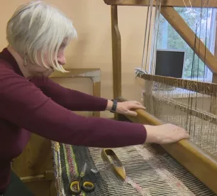 Latvijas Kaulu, locītavu un saistaudu slimnieku biedrība Jēkabpilī darina skaistus rokdarbus