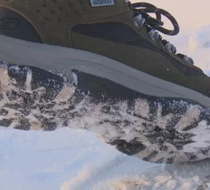 Traumatologi aicina izvēlēties laika apstākļiem piemērotus apavus