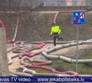 No applūdušajām teritorijām Jēkabpilī sūknē ūdeni