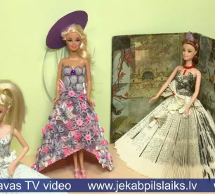 Jēkabpils bibliotekāre no vecām grāmatām veido tērpus lellēm