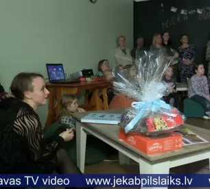 Rudzātu vidusskolas audzēknes izveido skolā atpūtas telpu