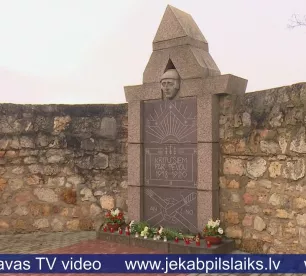 Ar ziedu nolikšanu Jēkabpilī godina leģionāru piemiņu