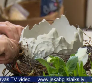 Zasā veido Lieldienu dekorus