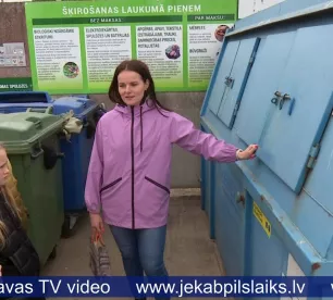 Bērni izzina atkritumu šķirošanas procesu uzņēmumā “Jēkabpils pakalpojumi”