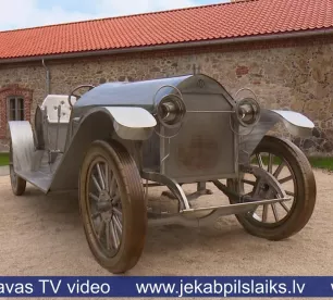 Pie kādreizējās Krustpils smēdes ēkas izvietota sporta auto ekspozīcija