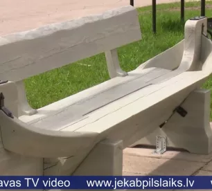 Līvānu tematisko soliņu klāstu papildina divi jauni soliņi