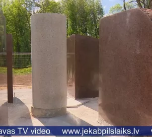 Stendera parkā top akadēmiķim Jānim Stradiņam veltīts skulpturālais ansamblis