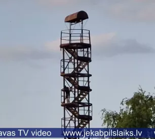 Jaunieši riskē, kāpjot vecā, nedrošā tornī