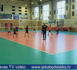 Jēkabpils sporta nama zālē ieklāts moderns segums