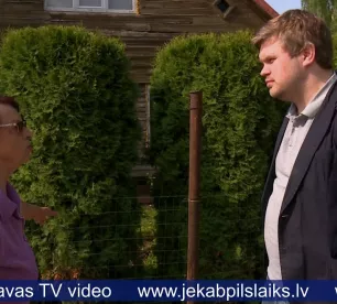 Turpinās nebūšanas Krāces ielā – iedzīvotāja sūdzas par sabojātu dzīvžogu