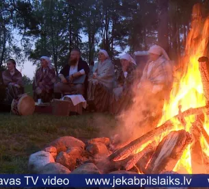 Izskan Lakstīgalu nakts Ģedušu pilskalnā