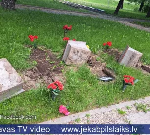 Vandalisms Brāļu kapos Jēkabpilī – policija meklē vainīgos
