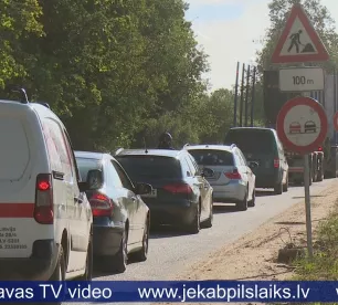 Iedzīvotāji sūdzas par ilgo gaidīšanu pie luksoforiem Zīlānu ielas remontdarbu posmā