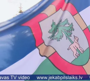 Jēkabpils pilsētas svētku ieskaņā svinīgi paceļ Jēkabpils novada karogu