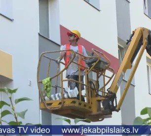 Noslēgumam tuvojas siltināšanas darbi divās Jēkabpils daudzdzīvokļu mājās