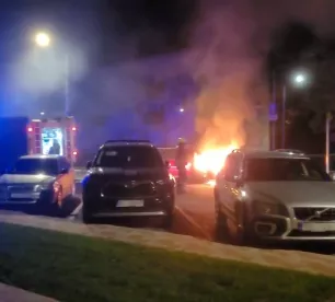 Jēkabpilī deg vieglā automašīna