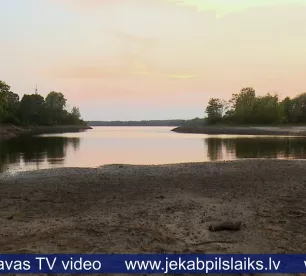 HES pazeminātais ūdenslīmenis ļauj vērot neierastus skatus Daugavas krastos