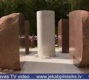 Sēlijā atklāj skulpturālo ansambli “Gaismas vārti”